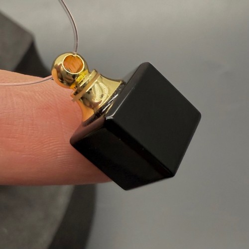 Подвеска, Агат черный, оникс, кулон-флакон для духов и масел, куб гладкий 12 мм, крепление - цвет золото, цена за 1 шт.