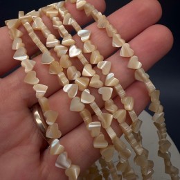 Каменные бусины, Перламутр, бежевый, сердечки, 6х2,5 мм, длина нити 38 см