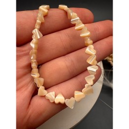 Каменные бусины, Перламутр, бежевый, сердечки, 6х2,5 мм, длина нити 38 см