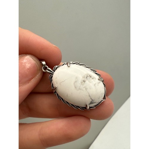 Подвеска, Говлит натуральный (т.н. Кахолонг), овальная, в оправе, размер 27х21х8 мм, цена за 1 шт.