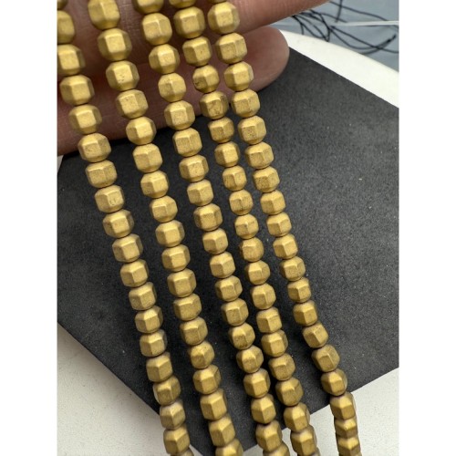 Каменные бусины, Гематит синтетический, многогранник, золото, матовый, размер 4х4 мм, нить 38 см
