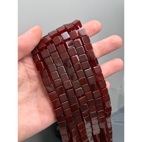 Каменные бусины, Сердолик (Карнеол), люкс, темный, кубик гладкий, 8х8 мм, длина нити 39 см