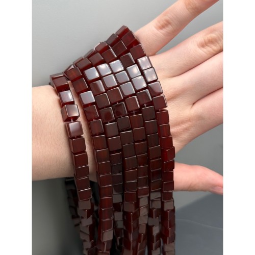 Каменные бусины, Сердолик (Карнеол), люкс, темный, кубик гладкий, 8х8 мм, длина нити 39 см