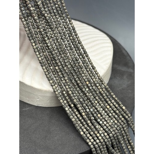 Каменные бусины, Пирит, люкс, кубик, зеркальная огранка, 2,5 мм, длина нити 39 см