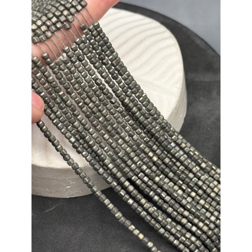 Каменные бусины, Пирит, люкс, кубик, зеркальная огранка, 2,5 мм, длина нити 39 см