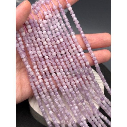 Каменные бусины, Кунцит, кубик, огранка, 4х4 мм, длина нити 39 см