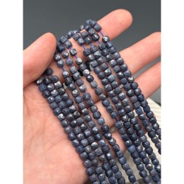 Каменные бусины, Сапфир (Корунд), кубик, огранка, 4,5-5 мм, длина нити 38 см