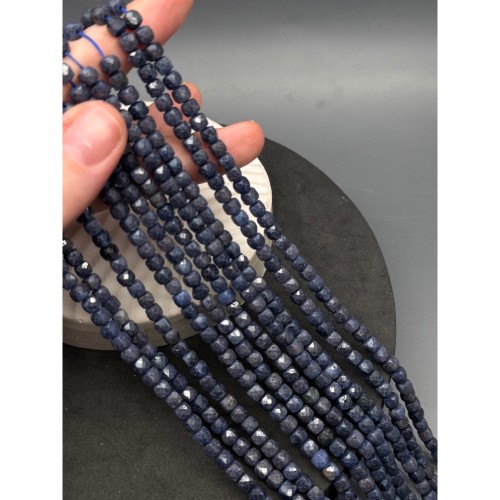 Каменные бусины, Сапфир (Корунд), кубик, огранка, 4,5-5 мм, длина нити 38 см