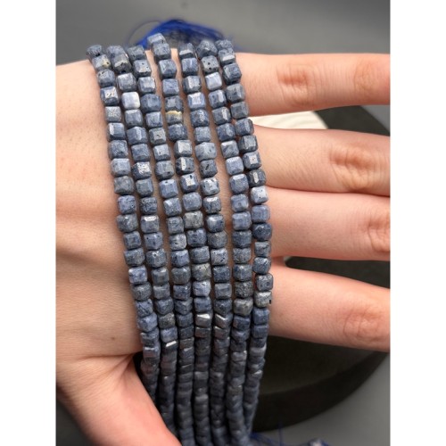 Каменные бусины, Коралл акори, голубой, кубик, зеркальная огранка, 5 мм, длина нити 37 см