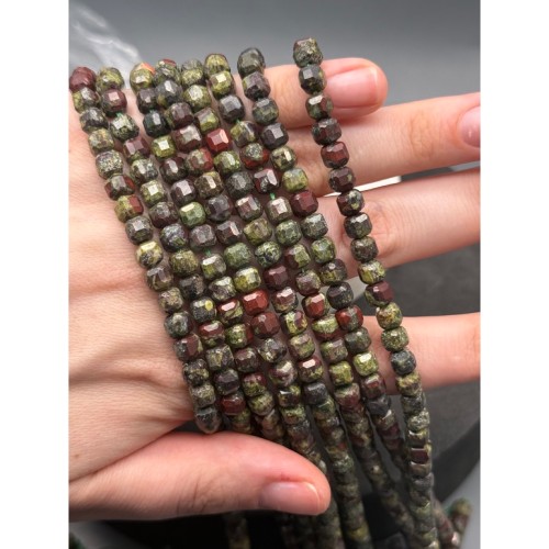 Каменные бусины, Гелиотроп, (Яшма "кровавая"), кубик, зеркальная огранка, 6 мм, длина нити 38 см