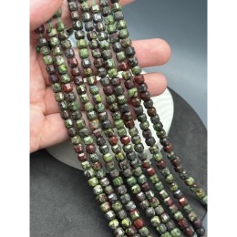 Каменные бусины, Гелиотроп, (Яшма "кровавая"), кубик, зеркальная огранка, 6 мм, длина нити 38 см