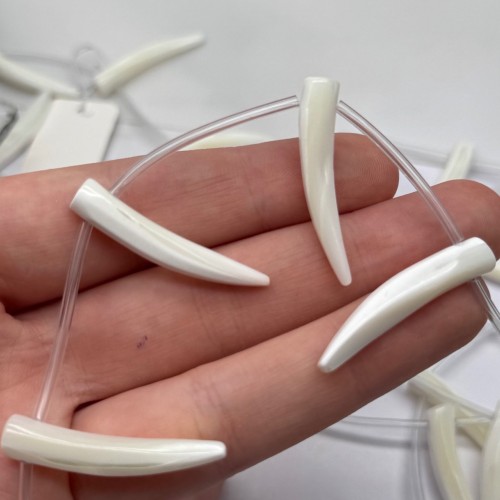 Каменные бусины, Перламутр белый, клык, размер~35х6 мм, на нити 10 бусин