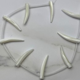 Каменные бусины, Перламутр белый, клык, размер~35х6 мм, на нити 10 бусин