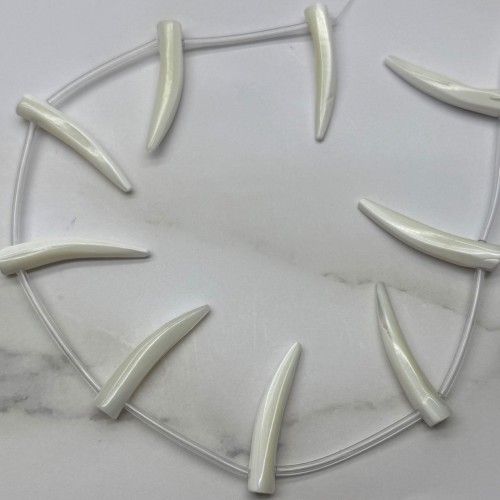 Каменные бусины, Перламутр белый, клык, размер~35х6 мм, на нити 10 бусин