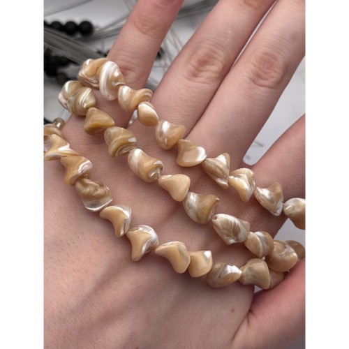 Каменные бусины, Перламутр, бежевый, фриформы, ракушка, размер ~12х10 мм, длина нити 39 см