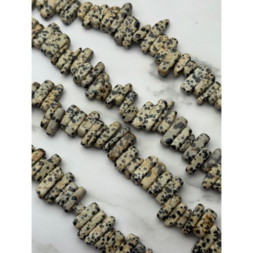Каменные бусины, Яшма Далматиновая, фриформы, плоские брусочки. размер ~16-20х5 мм, длина нити 38 см