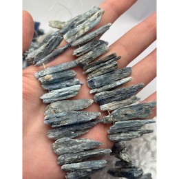 Каменные бусины, Кианит,  не обработанный, фриформы, плоские брусочки. размер ~25-40х7 мм, длина нити 19 см