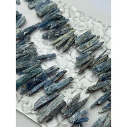 Каменные бусины, Кианит,  не обработанный, фриформы, плоские брусочки. размер ~25-40х7 мм, длина нити 19 см