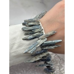 Каменные бусины, Кианит,  не обработанный, фриформы, плоские брусочки. размер ~25-40х7 мм, длина нити 19 см