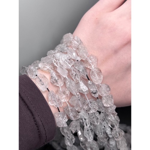 Каменные бусины, "Херкимерский алмаз", (Двухвершинный кристалл горного хрусталя), с включениями, размер ~16-20х13 мм, длина нити 40-41 см