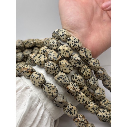 Каменные бусины, Яшма далматиновая, огранка, фриформы, размер ~18х13 мм, длина нити 20 см