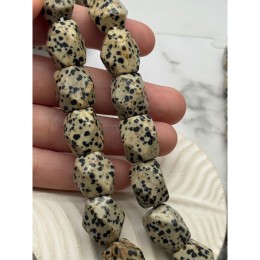 Каменные бусины, Яшма далматиновая, огранка, фриформы, размер ~18х13 мм, длина нити 20 см