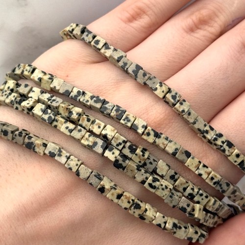 Каменные бусины, Яшма далматиновая, кубик гладкий, 4х4 мм, длина нити 39 см