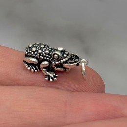 Подвеска "Жаба с монеткой", тайское серебро, размер 20х11 мм, цена за 1 шт.