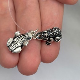 Подвеска "Жаба с монеткой", тайское серебро, размер 20х11 мм, цена за 1 шт.