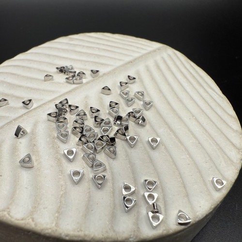 Разделитель, треугольник, латунь, цвет серебро/родий, размер 3х1,5 мм, цена за 20 шт.