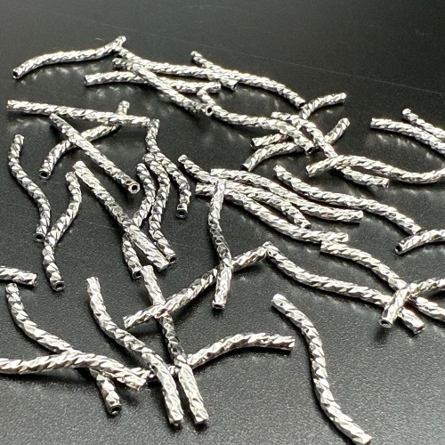 Разделитель, трубочка, рифленная, изогнутая, латунь, цвет серебро/родий, размер 20х1,5 мм