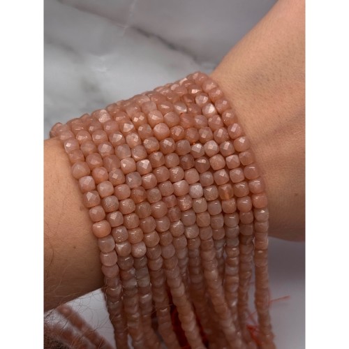 Каменные бусины, Солнечный камень (Олигоклаз), кубик, огранка, 5х5 мм, длина нити 38 см