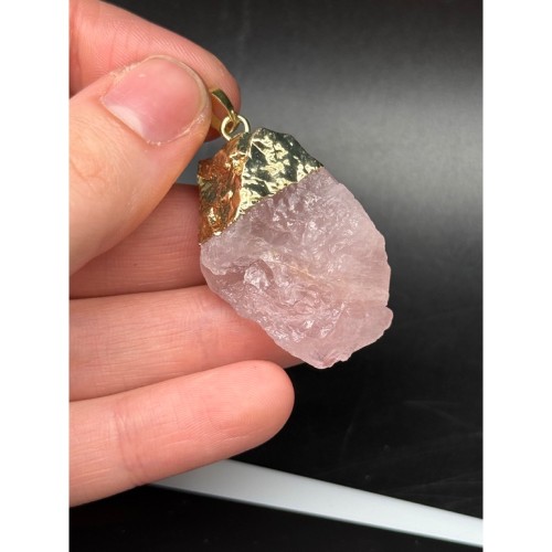 Подвеска, Розовый кварц, не обработанный, в оправе, цвет- золото, размер ~30х15 мм, цена за 1 шт.
