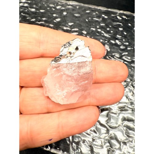 Подвеска, Розовый кварц, не обработанный, в оправе, цвет- серебро, размер ~30х15 мм, цена за 1 шт.