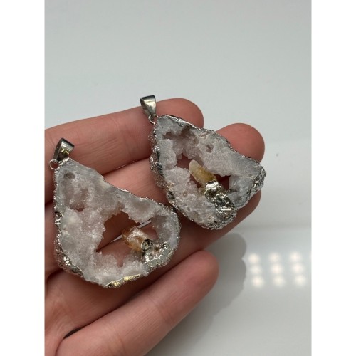 Подвеска, Срез агата, с кристаллом цитрина, в оправе, цвет- серебро, размер ~40-41 мм, цена за 1 шт.