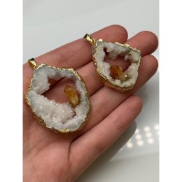 Подвеска, Срез агата, с кристаллом цитрина, в оправе, цвет- золото, размер ~40-44 мм, цена за 1 шт.