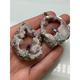 Подвеска, Срез агата, с кристаллом аметиста, в оправе, цвет- серебро, размер ~40-42 мм, цена за 1 шт.