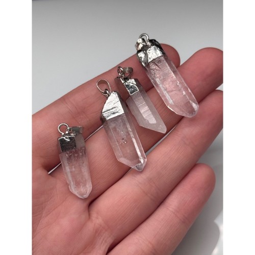 Подвеска, Кварц, кристалл, в оправе, цвет- серебро, размер ~25-35 мм, цена за 1 шт.