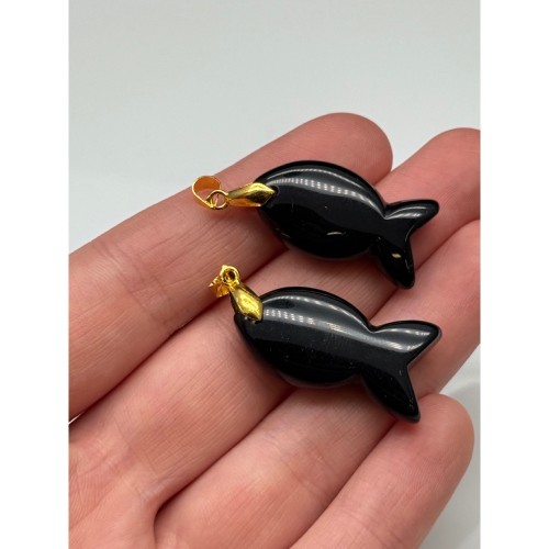 Подвеска, Рыбка, агат черный, оникс, цвет оправы-золото, размер ~30х15 мм, цена за 1 шт.