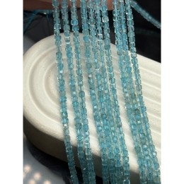 Каменные бусины, Апатит, голубой, люкс, кубик, зеркальная огранка, 3х3 мм, длина нити 38-39 см