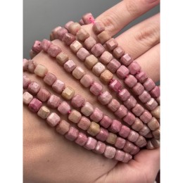 Каменные бусины, Родонит, кубик, зеркальная огранка, 7х7 мм, длина нити 36 см