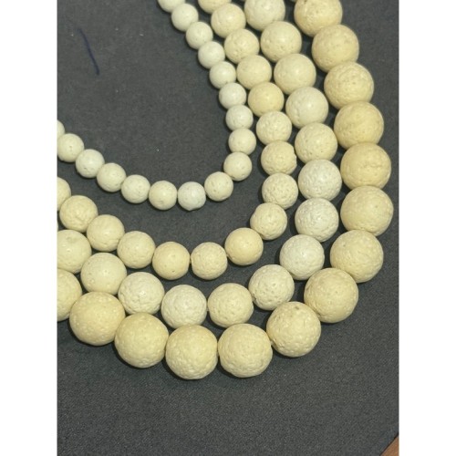 Каменные бусины, вулканическая лава, люкс, пористая, цвет "айвори", шарик гладкий, 8-8,5 мм, длина нити 37 см