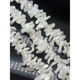 Каменные бусины, Перламутр, белый, фриформы, лепестки, размер ~25х12 мм, длина нити 38 см
