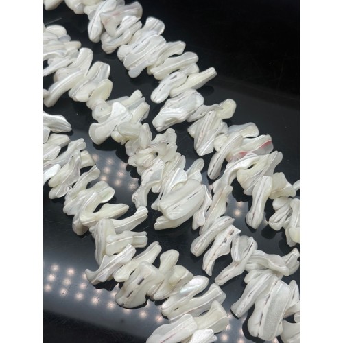 Каменные бусины, Перламутр, белый, фриформы, лепестки, размер ~25х12 мм, длина нити 38 см