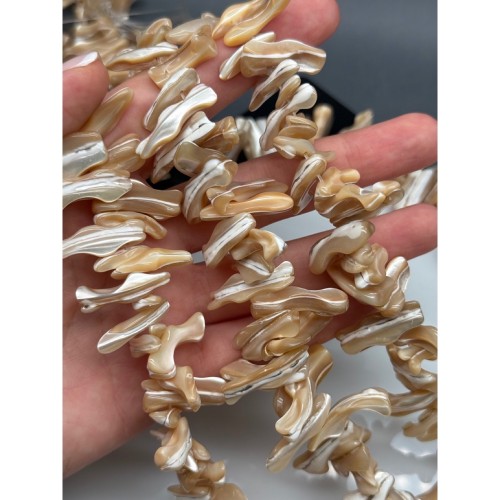 Каменные бусины, Перламутр, бежевый, фриформы, лепестки, размер ~25х12 мм, длина нити 38 см