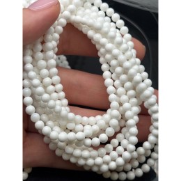 Каменные бусины, Тридакна, белый цвет, шарик гладкий, 4-4,5 мм, длина нити 38 см