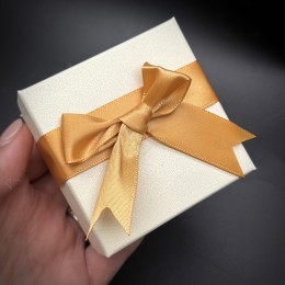 Подарочная коробочка, с ложементом, цвет белый с золотым бантом, размер 73х73х35 мм, цена за шт