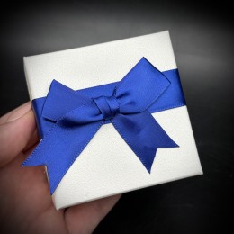 Подарочная коробочка, с ложементом, цвет белый с синим бантом, размер 73х73х35 мм, цена за шт