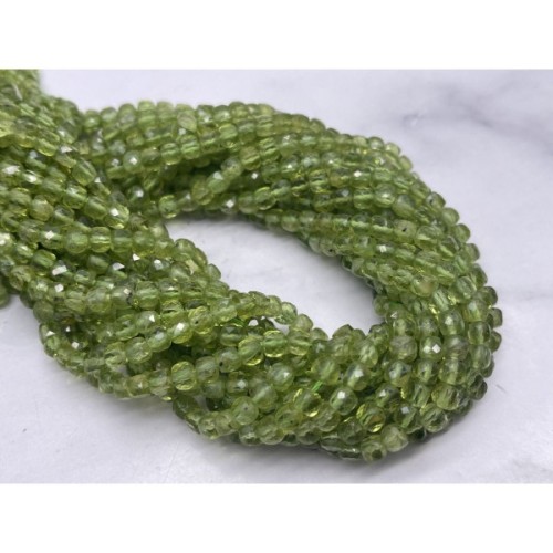 Каменные бусины, Хризолит (Перидот, Оливин), кубик огранка, 4х4 мм, длина нити 38 см