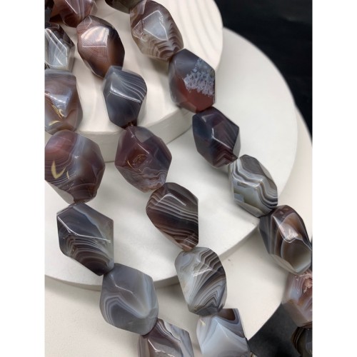 Каменные бусины, Агат Ботсвана, фриформы, крупная огранка, 22х14 мм, длина нити 38 см, 18 бусин на нити